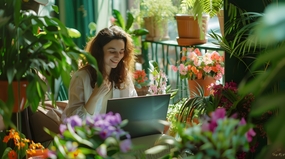 花店里电脑办公的白领美女图片